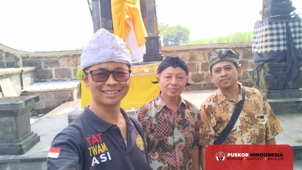 Romo Kasmadi bersama beberapa warga Hindu Setempat