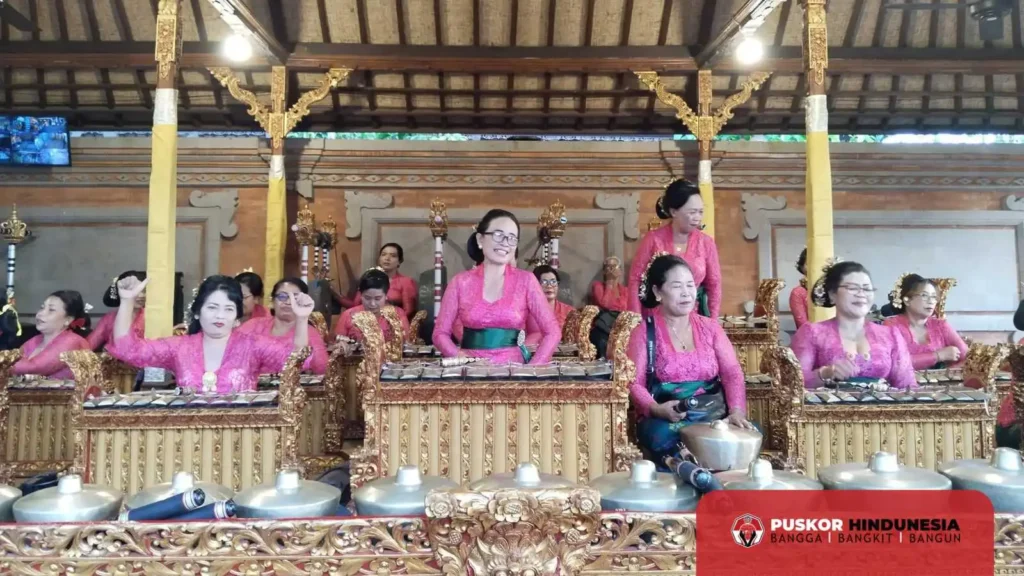 Sekaa Gong Istri (SGI) Sekar Puri Geriya Petak Gianyar Mengiringi Gerak Tari