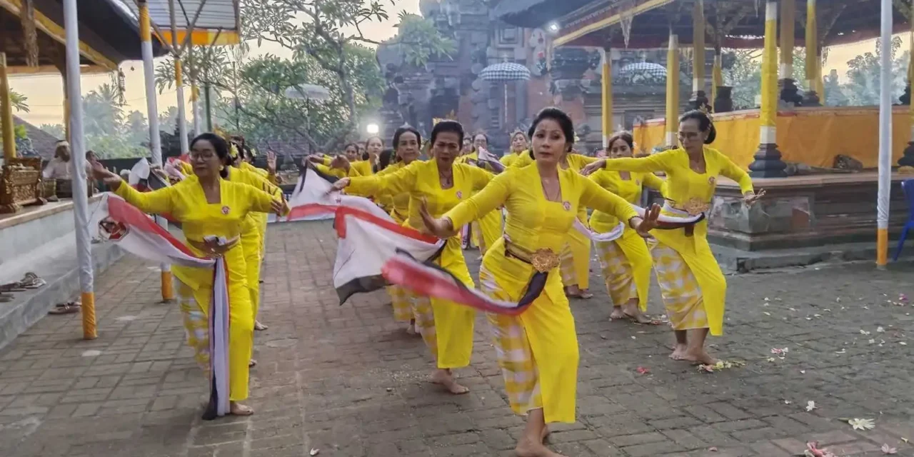 Sekaa Kawitan Dharma Nusantara Ngayah Menari di Pura Kahyangan Jagat Bukit Dharma Durga Kutri – Diiringi Sekaa Gong Istri Sekar Puri Geriya Petak Gianyar