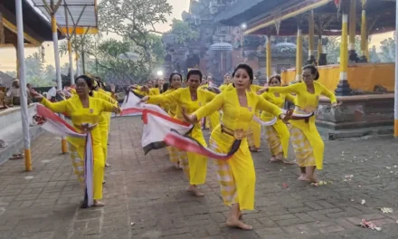 Sekaa Kawitan Dharma Nusantara Ngayah Menari di Pura Kahyangan Jagat Bukit Dharma Durga Kutri – Diiringi Sekaa Gong Istri Sekar Puri Geriya Petak Gianyar
