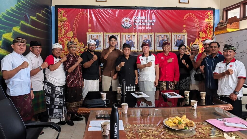 Tetap Berfoto Bersama Seluruh Peserta Audensi dan Laporan Di Akhir Pertemuan