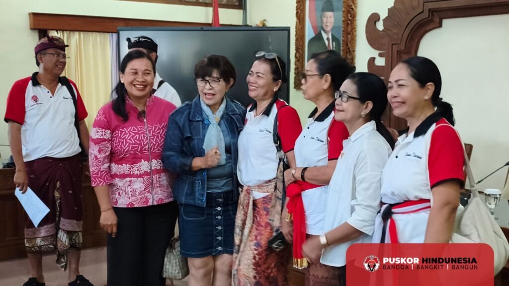 Srikandi Komisi IV DPRD Provinsi Bali - Ni Made Sumiati SH (baju biru) - ditengah para Srikandi Relawan Dharma