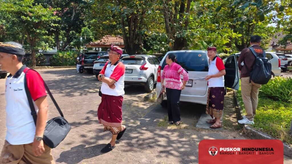 Tim Relawan Dharma Puskor Hindunesia di Parkiran Kantor DPRD Bali