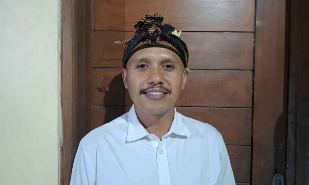 Profil I Made Suyasa: Dedikasi Tanpa Henti Melestarikan Aksara Bali Kuno dan Sastra Leluhur Nusantara