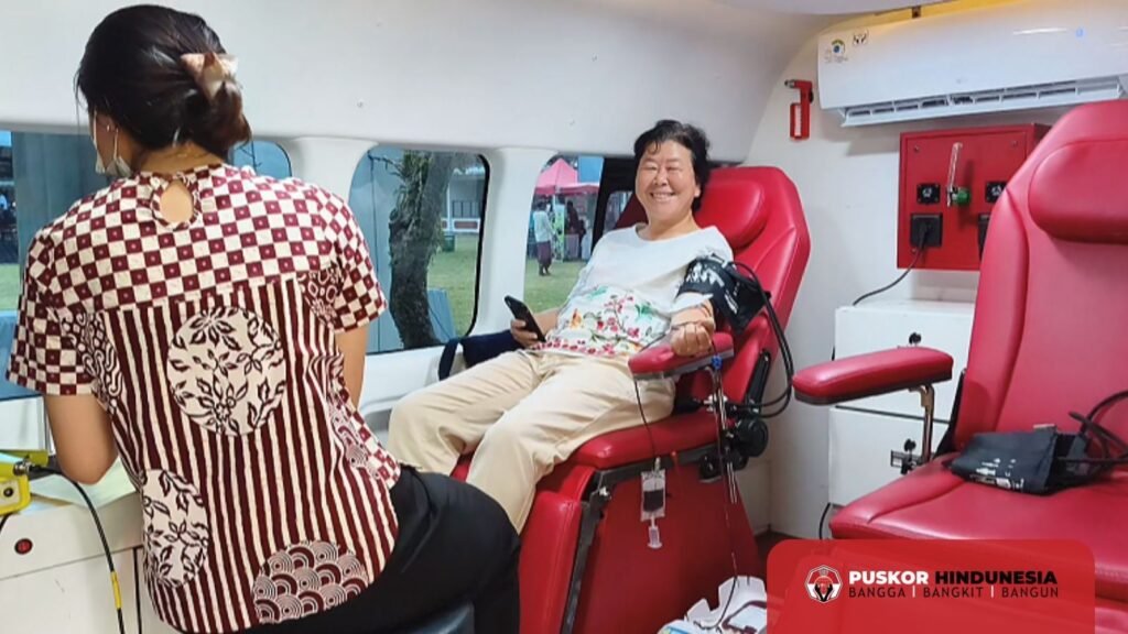 Salah Satu Pendonor sedang Melakukan Penghisapan di Mobile Facility RS Ngoerah