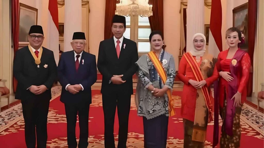 Anak Agung Gde Ngurah Ari Dwipayana berfoto bersama Presiden Joko Widodo dan Wapres