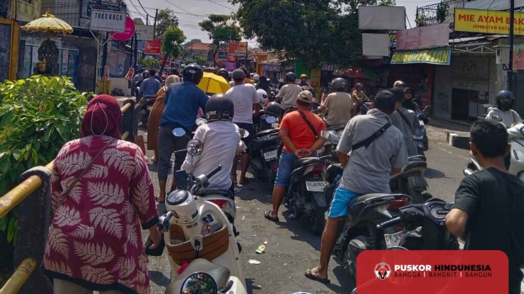 Atrian BBM di SPBU Jalan Batukaru Mengular Panjang Pada Siang Hari