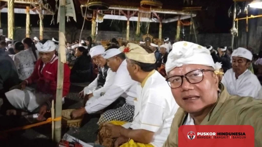 Dinginnya Malam Tidak Menyurutkan Kekhusukan Persembahyangan