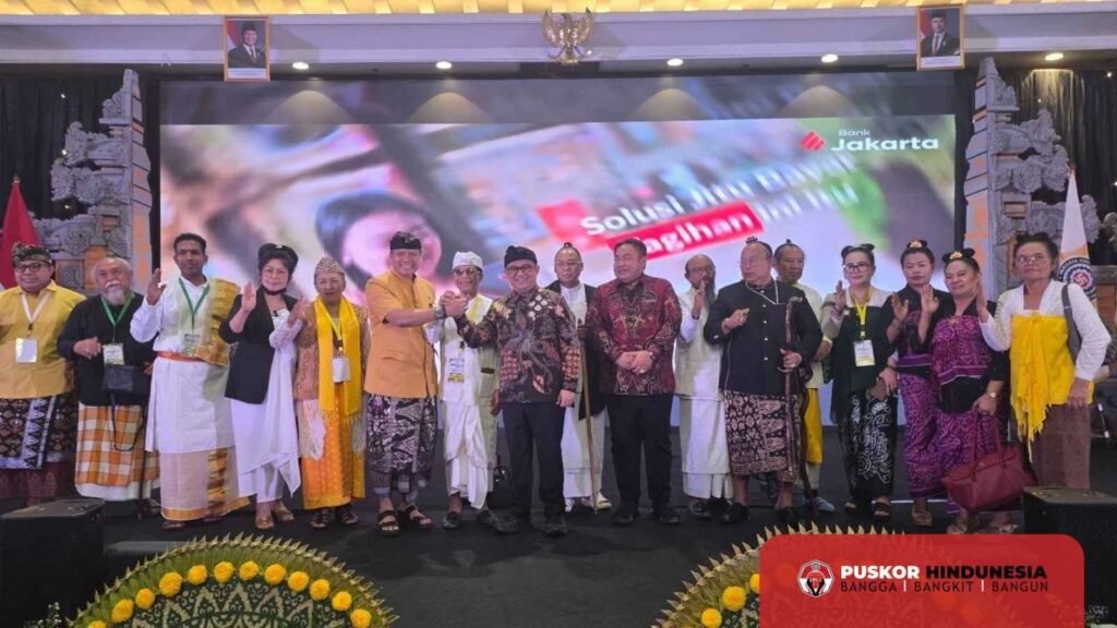 Dr Anak Agung Gde Ngurah Ari Dwipayana Berfoto Bersama Ketua Terpilih Pengurus Harian - Sabha Walaka dan Para Tokoh Hindu