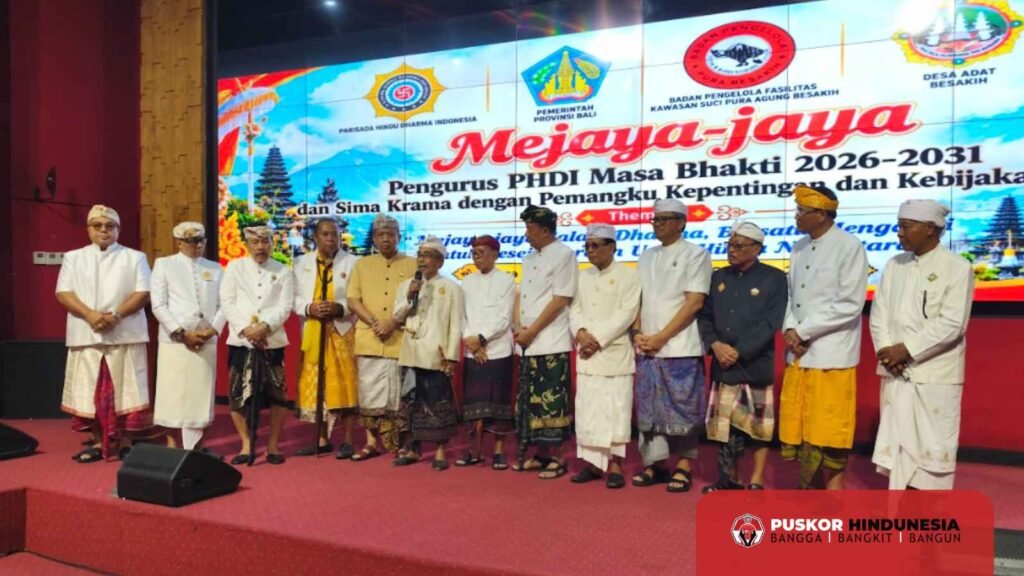 Foto Bersama Tiga Tokoh Hindu Nusantara bersama Pengelingsir Puri