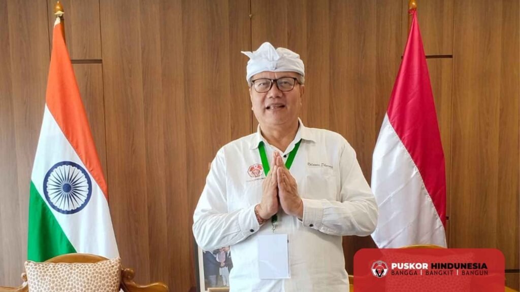 Ida Bagus K Susena Berpose Di Depan Kedua Bendera Negara