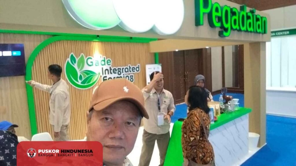 Ketua Umum Dekornas Puskor Hindunesia Di Depan Booth Pegadaian