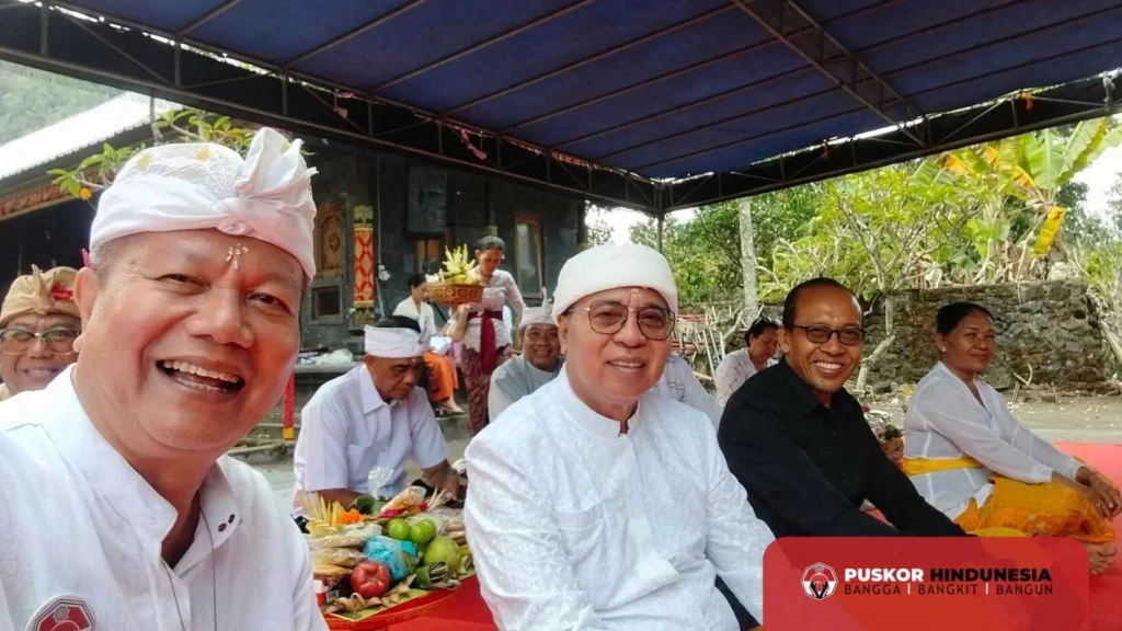 Ketua Umum Dekornas bersama Jero Kubayan Bayad Turut Hadir Dalam Persembahyangan