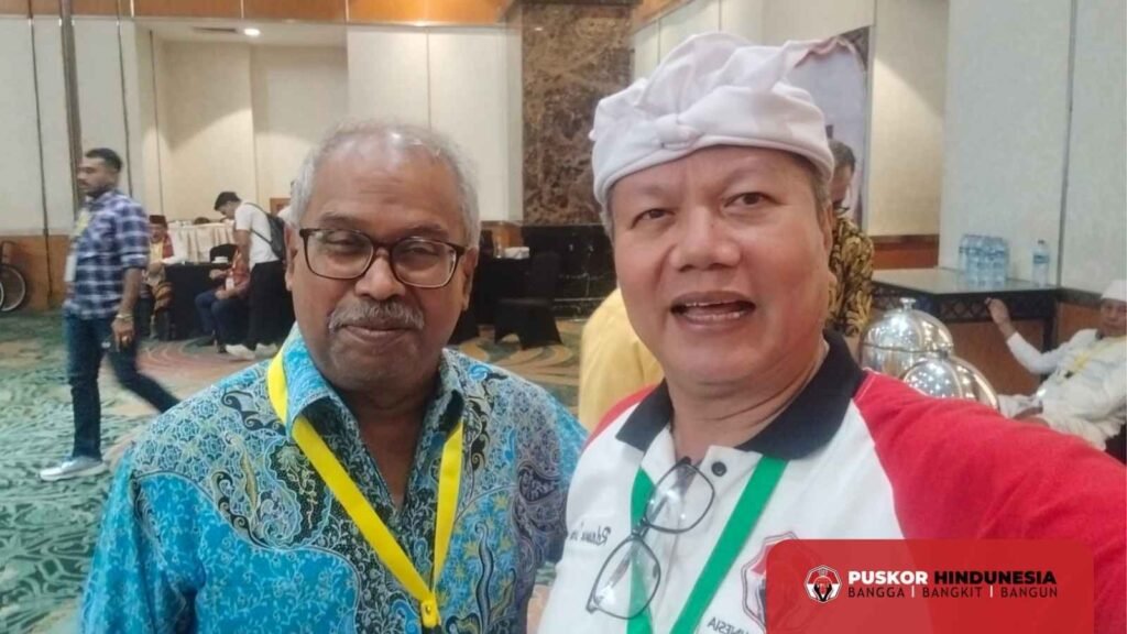 Ketua Umum Dekornas bersama Tokoh Hindu Tamil di Mahasabha XIII PHDI
