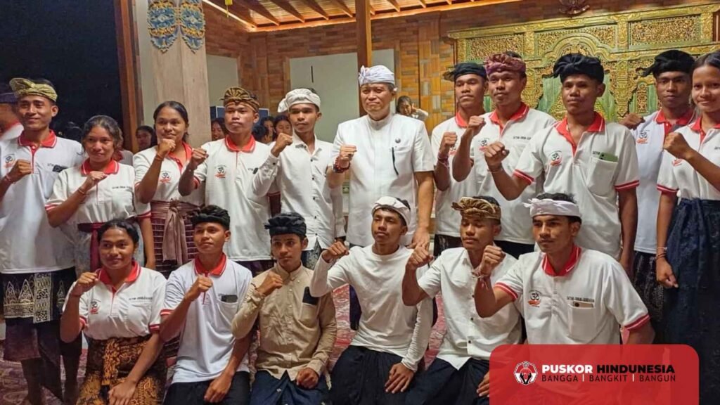 Ketua Umum Pengurus Harian PHDI Pusat Berfoto Bersama Yowana Dharma Pasraman