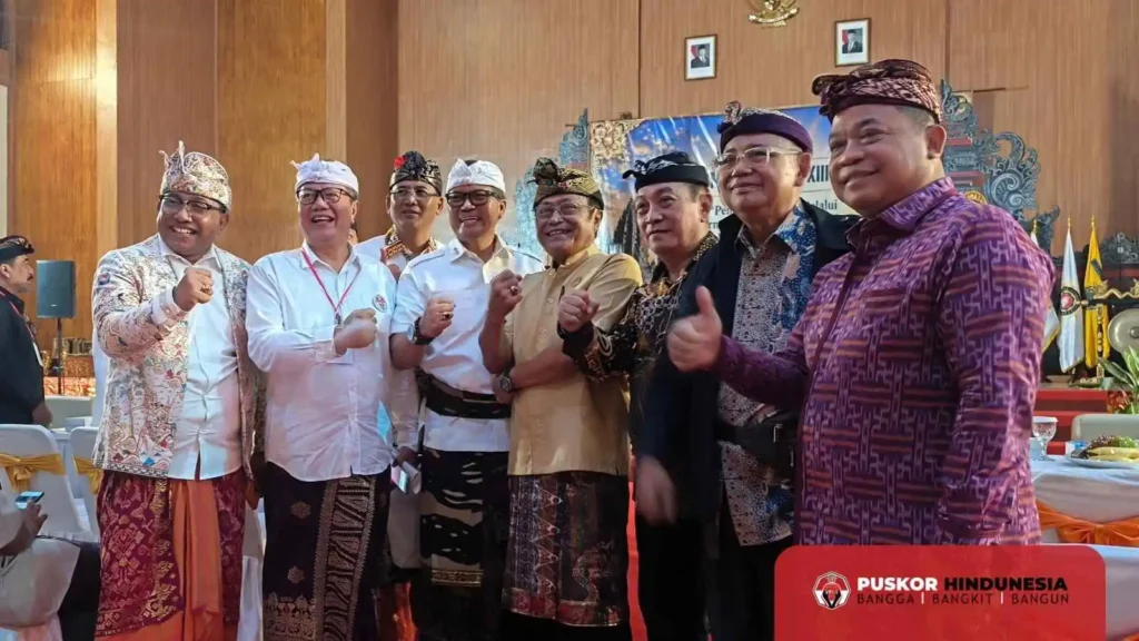 Ketum Dekornas Puskor (kedua dari kiri) berfoto bersama Letjen TNI (Purn) I Nyoman Cantiasa (keempat dari kiri)