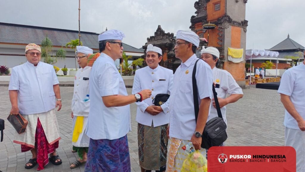 Letjen TNI I Nyoman Cantiasa Berbincang Dengan Bendahara Umum Dekornas Puskor Hindunesia Ir Putu Gede Siarta SH