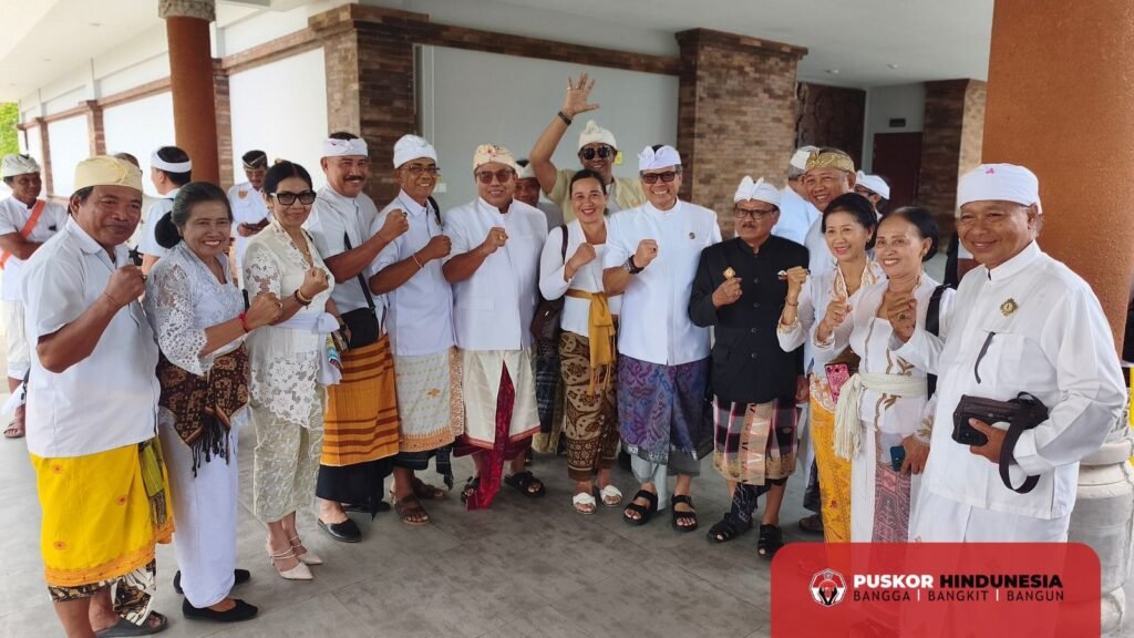 Letjen TNI I Nyoman Cantiasa - Ketua Pengurus Harian PHDI Pusat Berfoto Bersama Tim Puskor Hindunesia