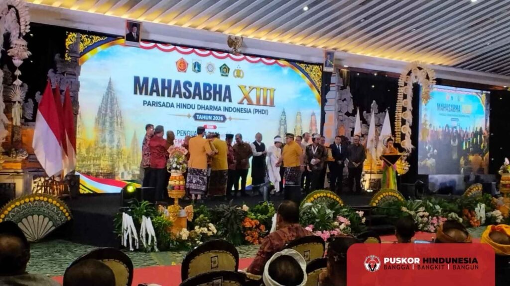 Momen Penyerahan Cinderamata Kepada Tamu Kehormatan