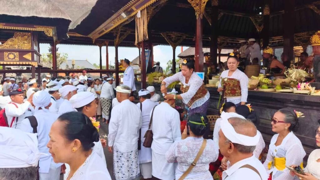 Penataran Agung Besakih - Mermasangkan Karawista dalam Prosesi Upacara Mejaya-jaya Pengurus PHDI Pusat 2026-2031