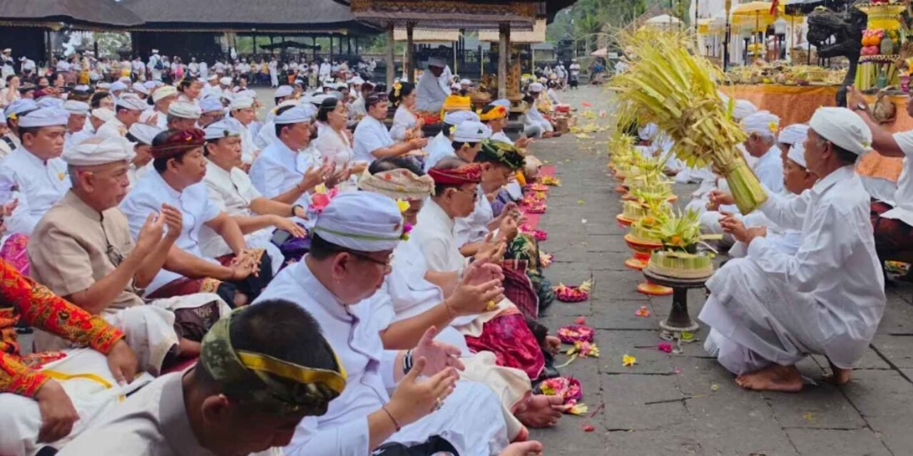 Awali Masa Pengabdian, Pengurus PHDI dan PSN Pusat Gelar Mejaya-Jaya di Pura Agung Besakih