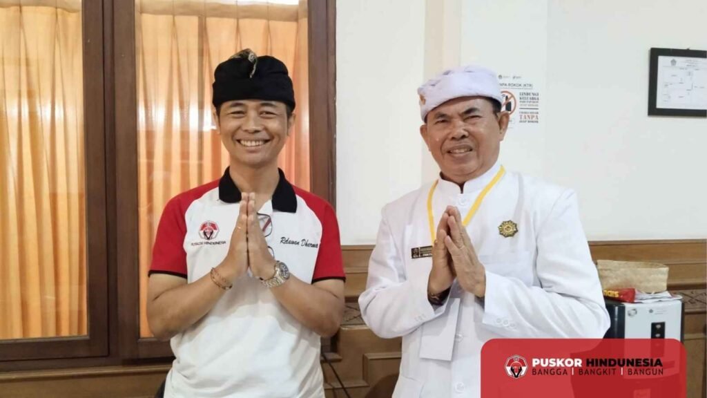 Relawan Dharma Puskor Hindunesia Romo Kasmadi bersaam Sekretaris Mahasabha IV PSN
