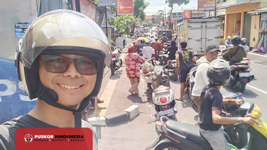 Relawan Dharma Romo Kasmadi Juga Turut Mengantre Dengan Masyarakat