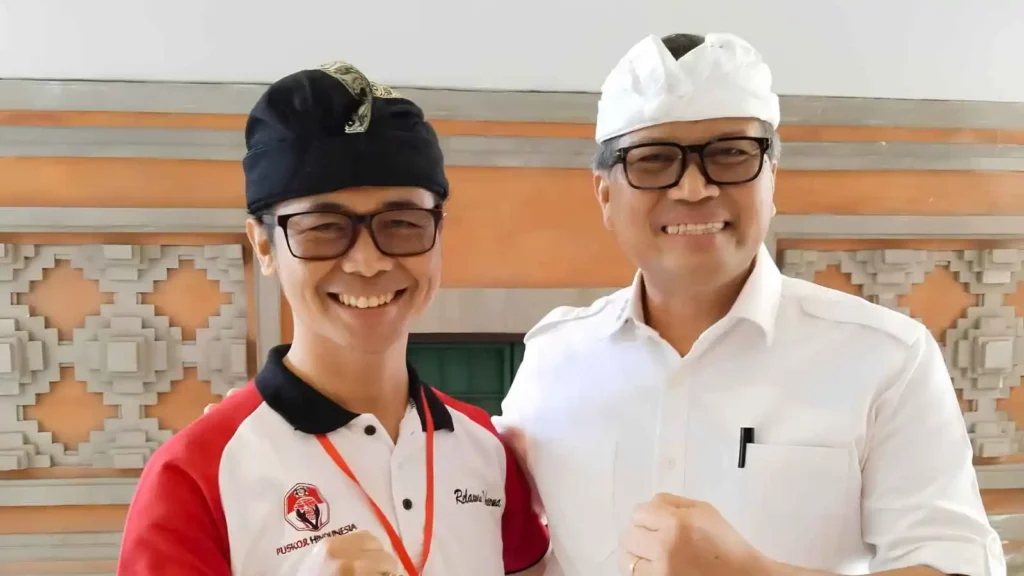 Romo Kasmadi berfoto bersama Letjen TNI (Purn) I Nyoman Cantiasa