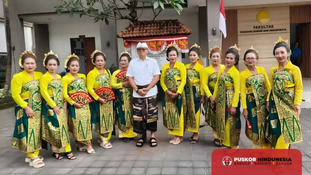 Sekaha Tari Kawitan Dharma Nusantara Puskor berfoto bersama Letjen TNI (Purn) I Nyoman Cantiasa