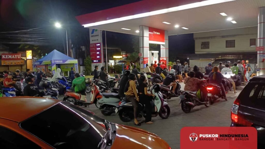 Tampak Antrian Padat di SPBU 54-803-22 Perumahan Dalung Dimana Roda Dua Mengular Sepanjang 3 kilometer