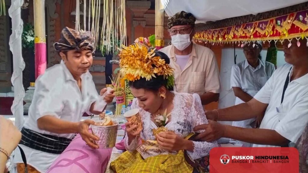 Upacara Metatah atau Mepandes Peran esensial bagi umat Hindu khususnya sebagai sarana mengendalikan Sad Ripu
